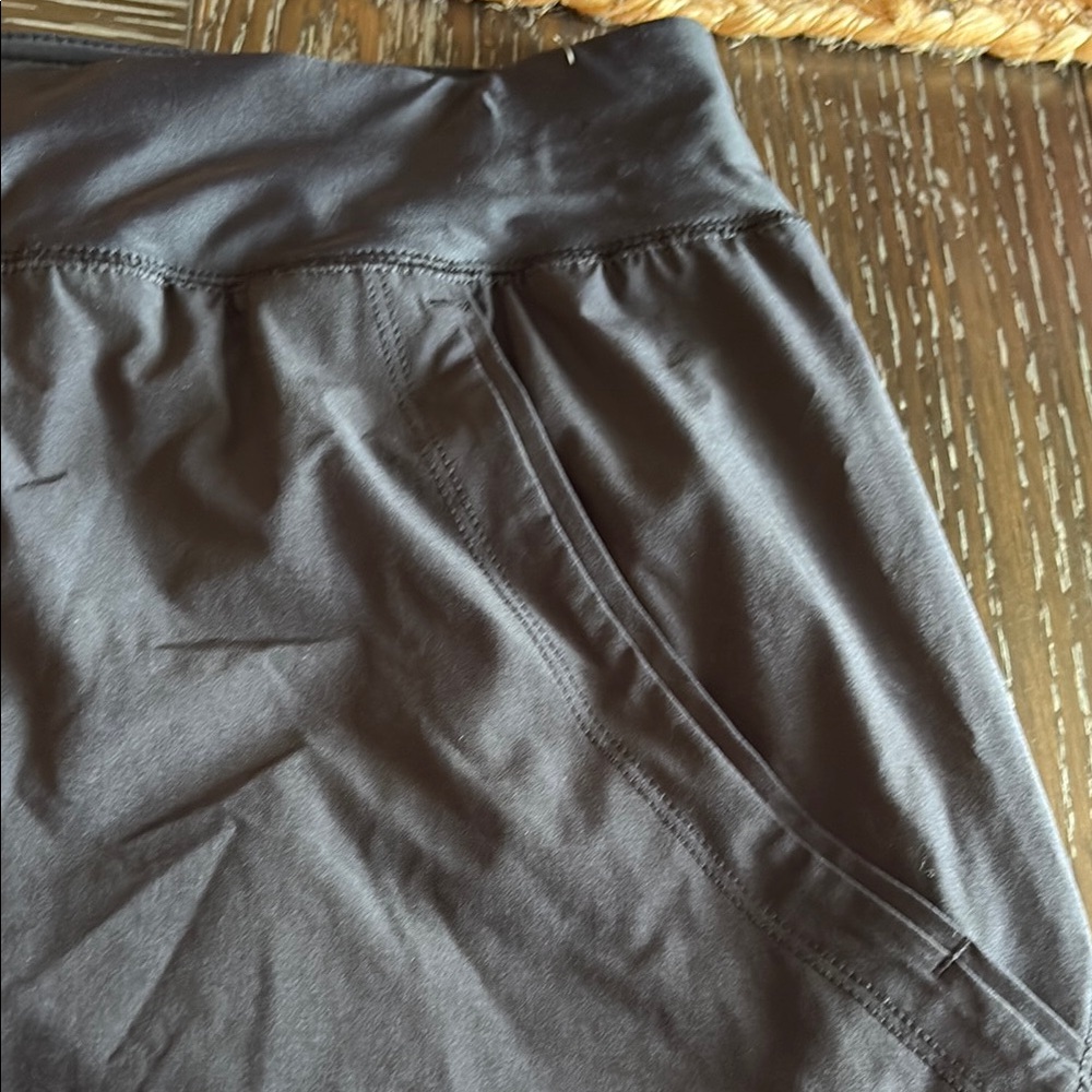 Lands’ End Women's Black Sport Shorts - Picture 6 of 6